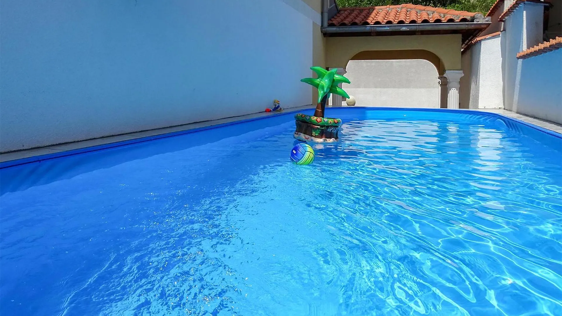 Gorgeous Apartment In Dramalj With House Sea View
