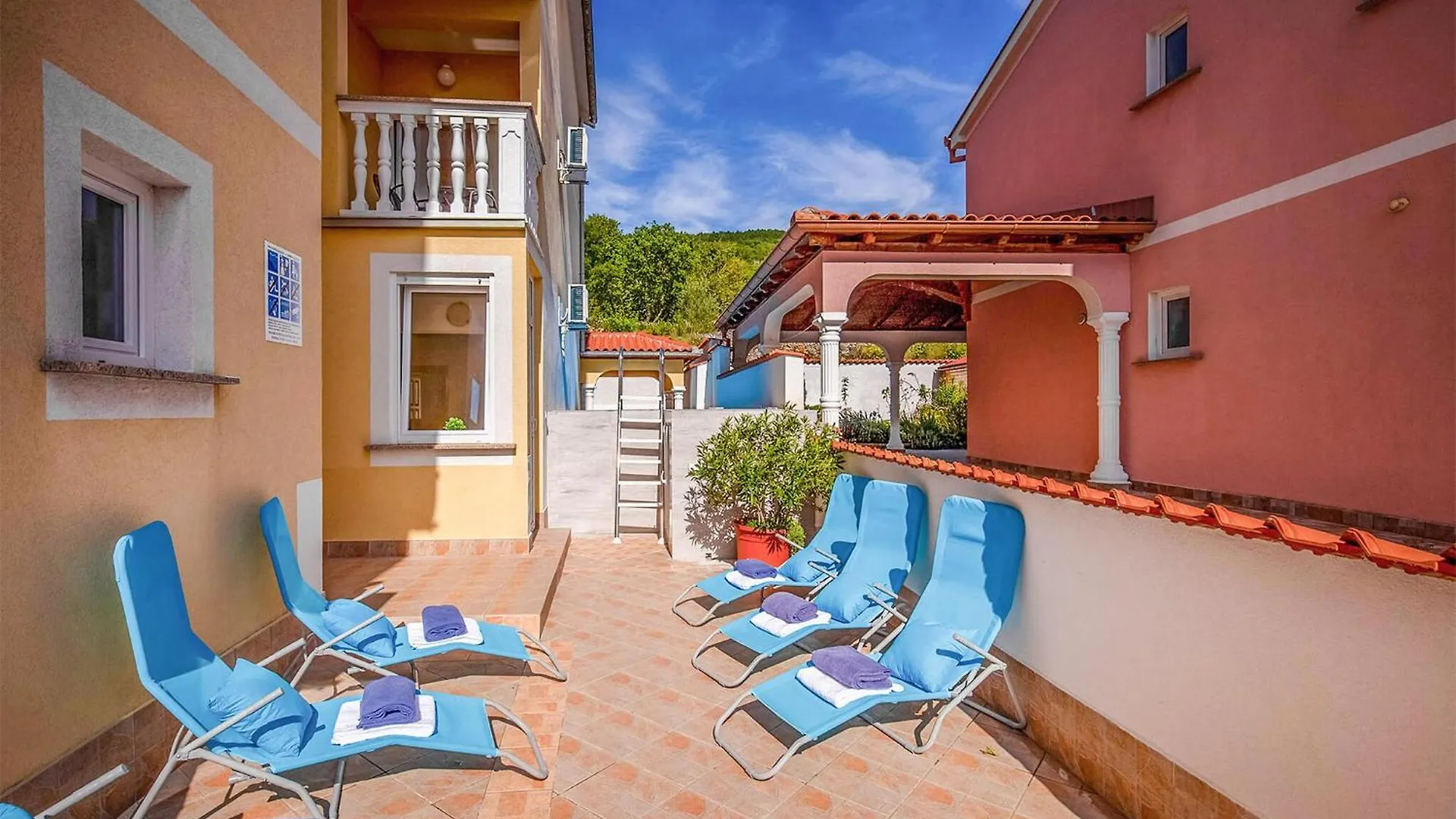 Gorgeous Apartment In Dramalj With House Sea View