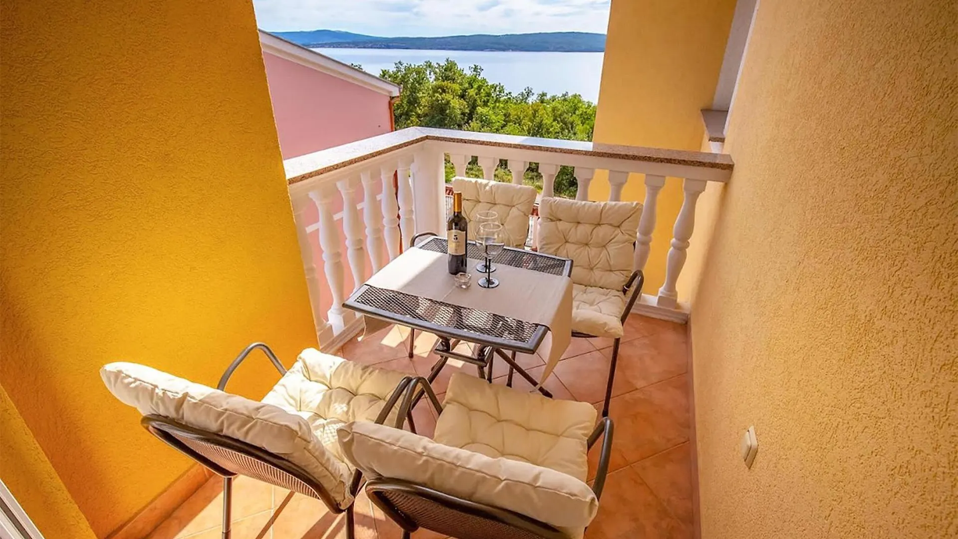 Gorgeous Apartment In Dramalj With House Sea View